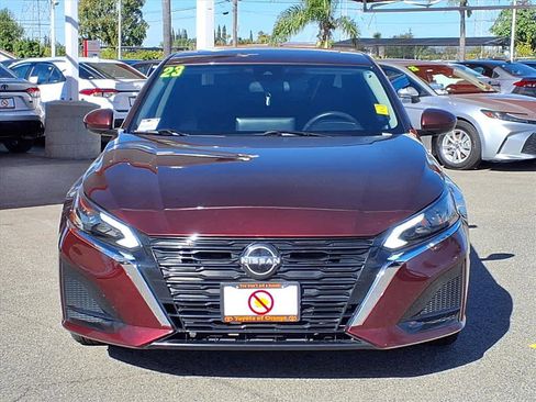 Used 2023 Nissan Altima 2.5 SV w/ SV Premium Package image 2