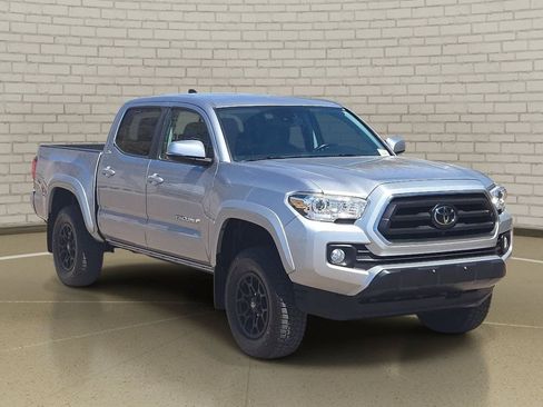 Used 2022 Toyota Tacoma SR5 w/ Technology Package AWD/4WD image 3