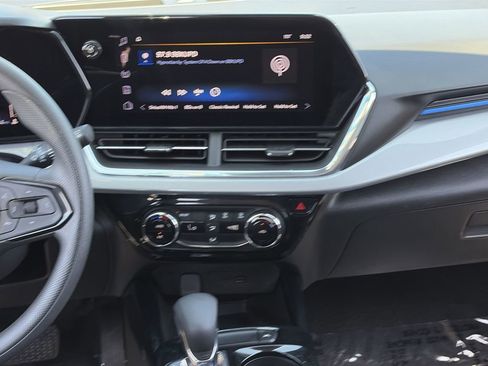Used 2025 Chevrolet Trax LT w/ Sunroof Package FWD image 14