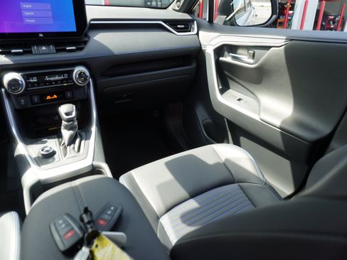 Used 2025 Toyota RAV4 XSE w/ Advanced Technology Package AWD/4WD image 18