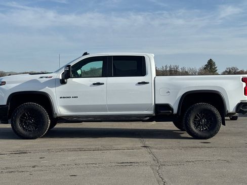 Used 2024 Chevrolet Silverado 2500 ZR2 w/ Technology Package image 7