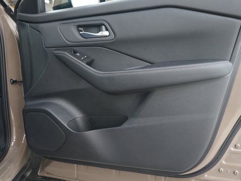 Used 2025 Nissan Rogue SV AWD/4WD image 9