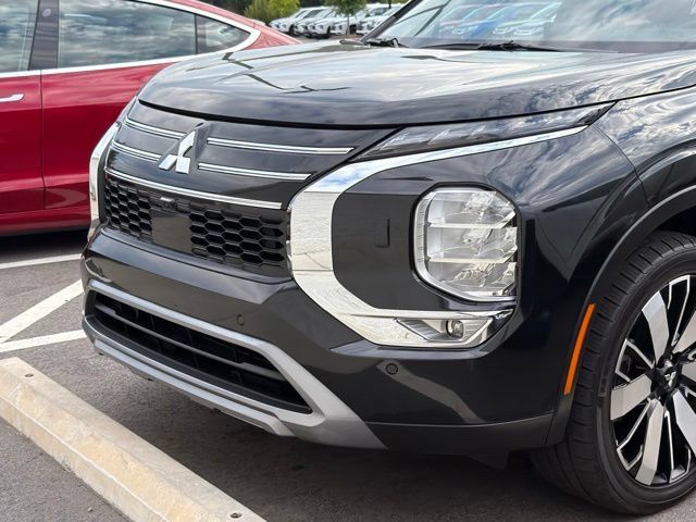 Used 2025 Mitsubishi Outlander AWD image 2