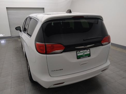 Used 2022 Chrysler Voyager LX FWD image 6