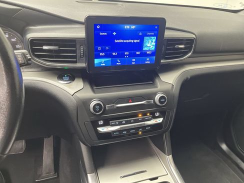 Used 2020 Ford Explorer XLT w/ Equipment Group 202A AWD/4WD image 23