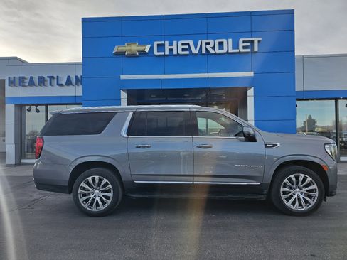 Used 2022 GMC Yukon XL Denali AWD/4WD image 2