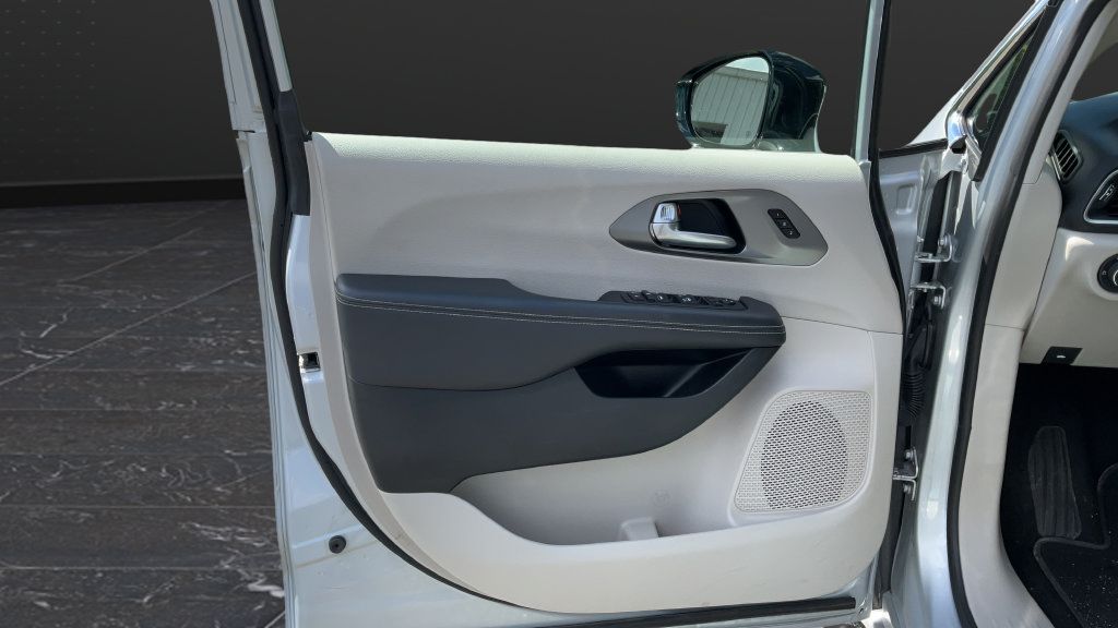 Used 2024 Chrysler Pacifica Touring-L FWD image 28