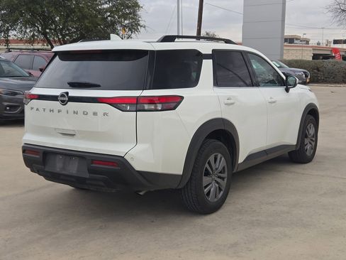 Used 2025 Nissan Pathfinder SV image 3