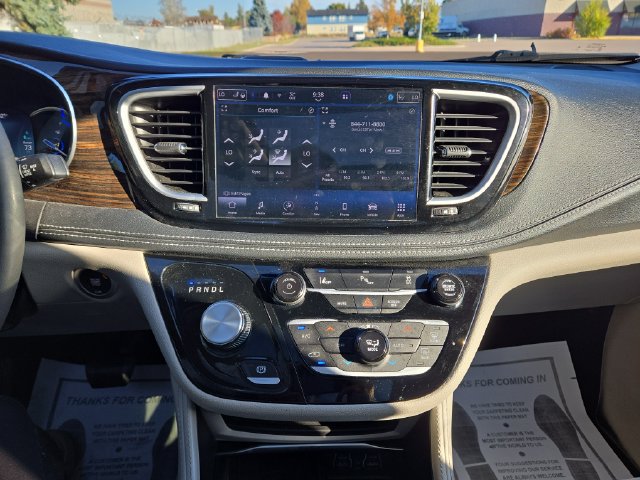 Used 2023 Chrysler Pacifica Limited FWD image 28