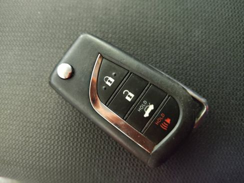 Used 2021 Toyota Corolla LE FWD image 32