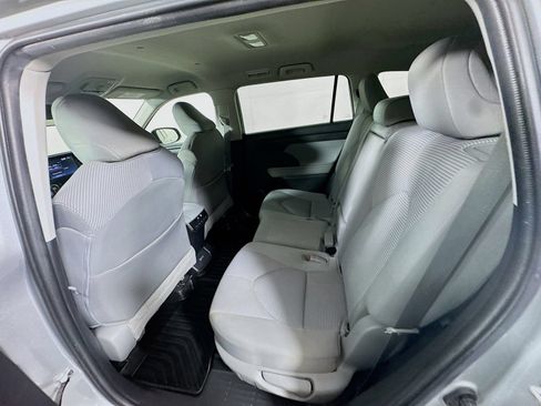 Used 2022 Toyota Highlander LE AWD/4WD image 19