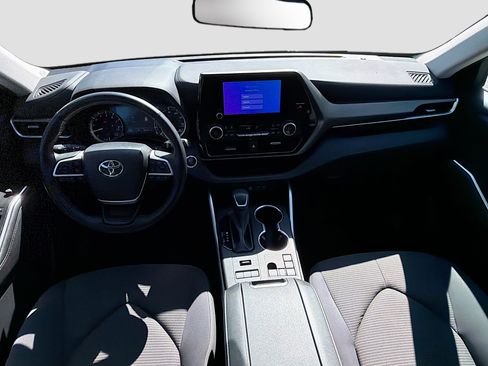 Used 2024 Toyota Highlander LE image 16