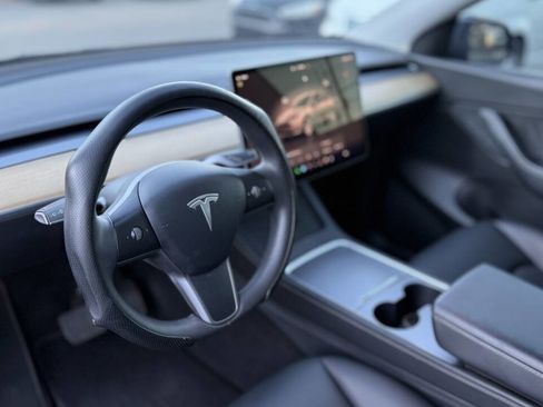 Used 2022 Tesla Model Y Long Range image 15