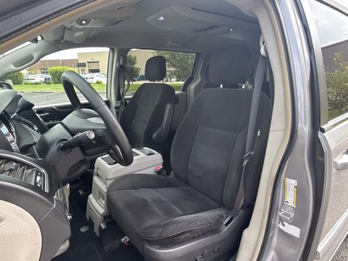 Used 2016 Chrysler Town & Country Touring FWD image 10