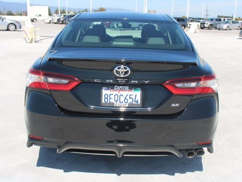Used 2018 Toyota Camry SE w/ Convenience Package FWD image 4