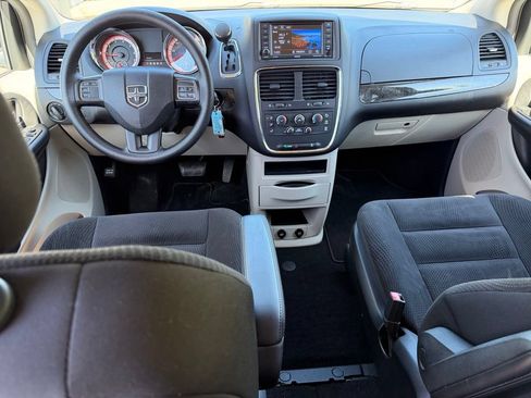 Used 2018 Dodge Grand Caravan SE w/ UConnect Hands-Free Group FWD image 15