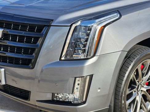 Used 2020 Cadillac Escalade ESV Premium Luxury image 6
