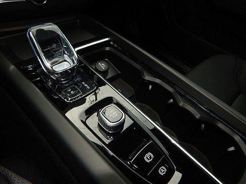 New 2026 Volvo XC60 B5 Plus w/ Protection Package Premier AWD/4WD image 17