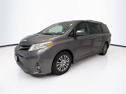 Used 2018 Toyota Sienna Limited image 3