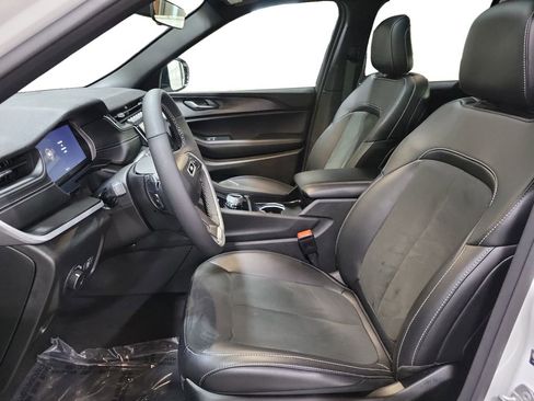 Used 2025 Jeep Grand Cherokee Altitude RWD image 13