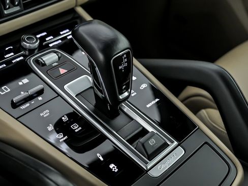 Used 2019 Porsche Cayenne E-Hybrid image 40