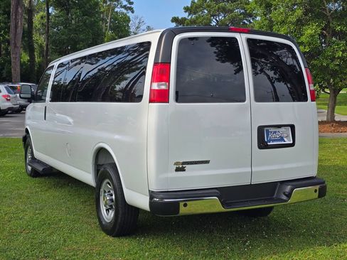 Used 2025 Chevrolet Express 3500 LT w/ LT Preferred Equipment Group RWD image 3