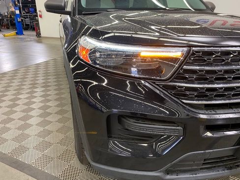 Used 2022 Ford Explorer XLT image 2