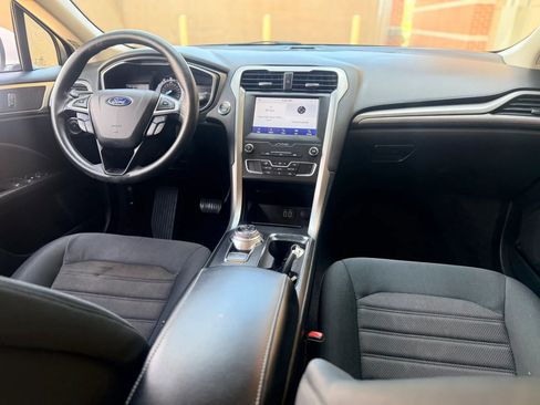 Used 2020 Ford Fusion SE image 11