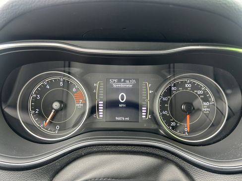 Used 2020 Jeep Cherokee Latitude Plus w/ Cold Weather Group AWD/4WD image 11