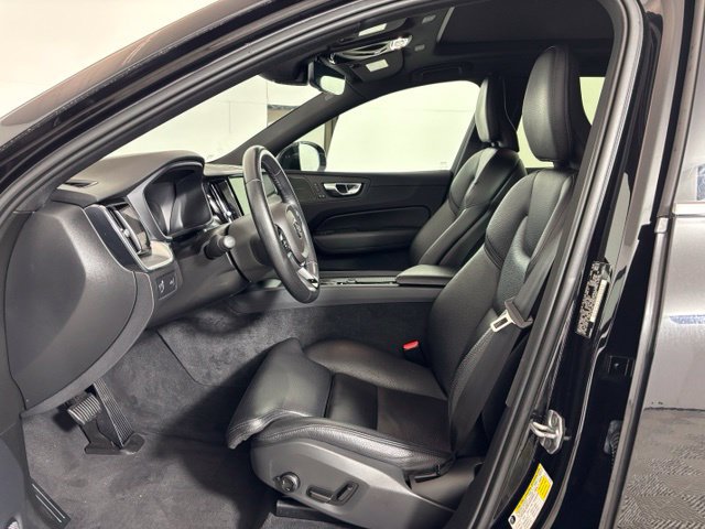 Used 2019 Volvo XC60 T5 Momentum w/ Multimedia Package AWD/4WD image 11