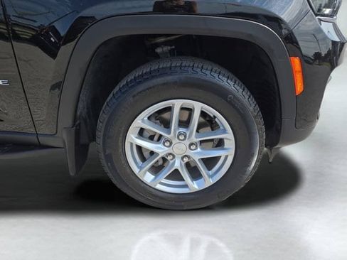 Used 2025 Jeep Grand Cherokee Laredo w/ Luxury Tech Group I AWD/4WD image 37
