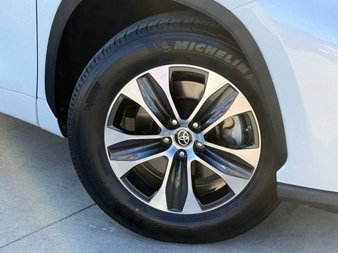 Used 2022 Toyota Highlander XLE FWD image 2