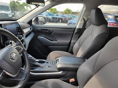 Used 2022 Toyota Highlander L image 18