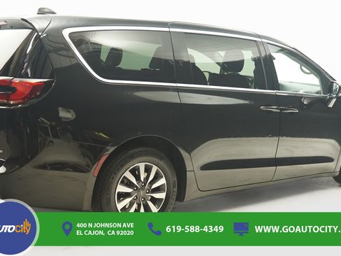 Used 2024 Chrysler Pacifica Limited FWD image 6