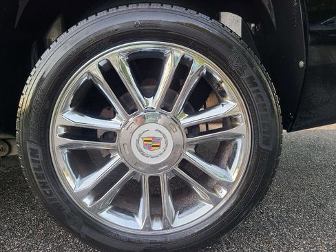 Used 2010 Cadillac Escalade Premium image 15