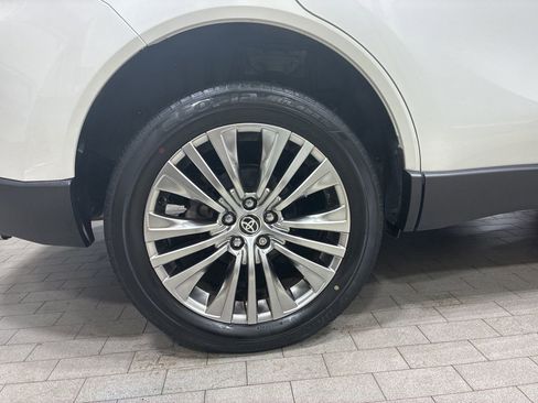 Used 2022 Toyota Venza XLE image 17