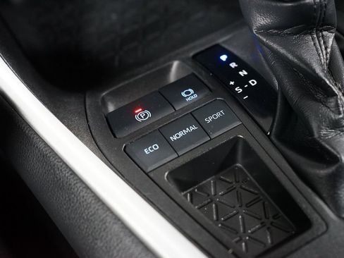 Used 2021 Toyota RAV4 LE image 21