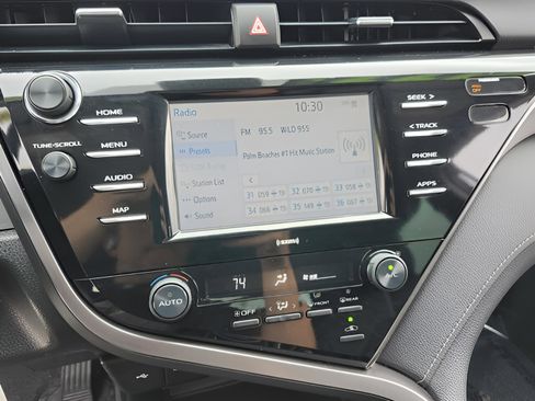 Used 2020 Toyota Camry SE image 22