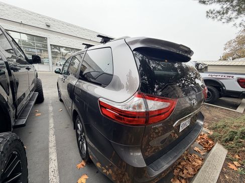 Used 2019 Toyota Sienna Limited Premium image 6