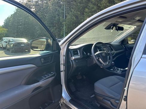 Used 2017 Toyota Highlander LE FWD image 9