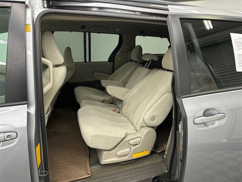 Used 2011 Toyota Sienna LE image 20