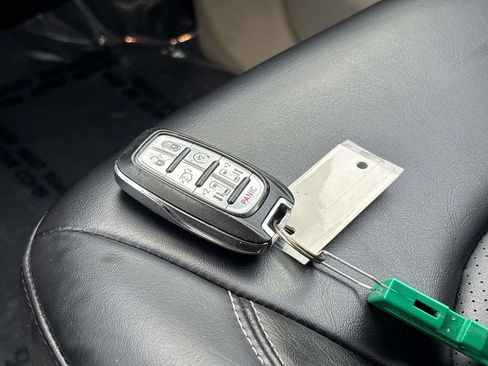 Used 2023 Chrysler Pacifica Touring-L FWD image 31