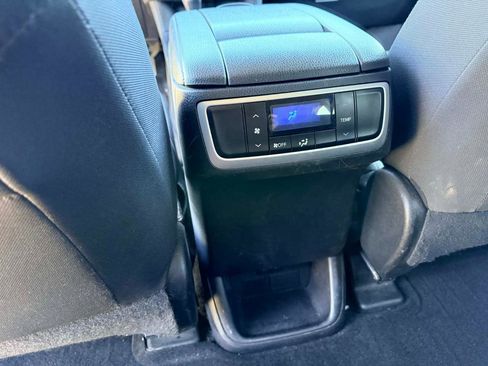 Used 2019 Toyota Highlander LE FWD image 19