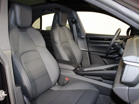 Used 2025 Porsche Macan 4 Electric image 39