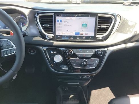 Used 2025 Chrysler Pacifica Select image 4