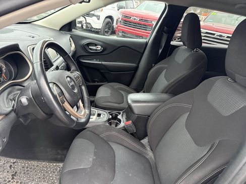 Used 2017 Jeep Cherokee Latitude w/ Comfort/Convenience Group image 11