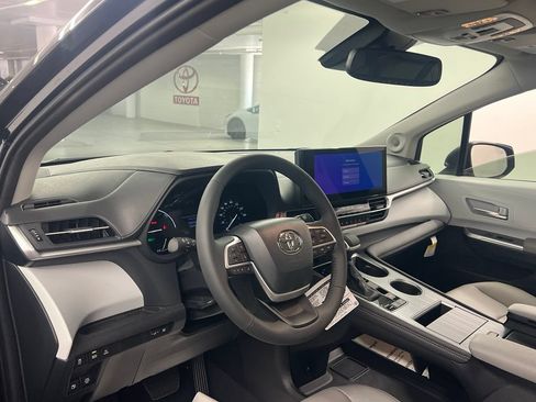 Used 2026 Toyota Sienna XLE FWD image 10