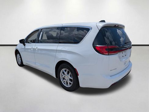 Used 2024 Chrysler Pacifica Touring-L FWD image 6