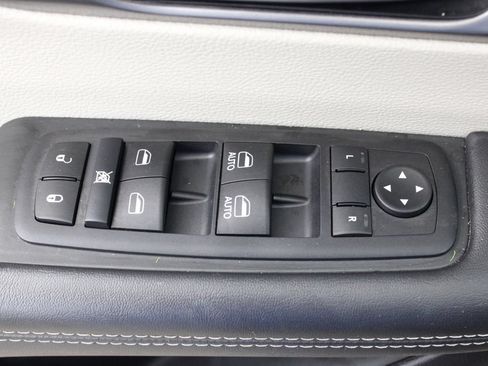 Used 2023 Chrysler Pacifica Touring-L FWD image 17