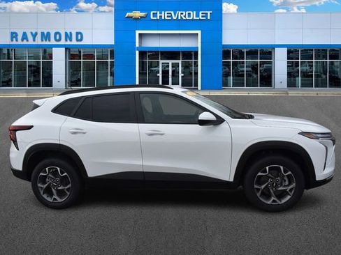 New 2026 Chevrolet Trax LT w/ LPO, Blackout Package image 2